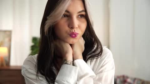 Snapshot of mirandabettman chatting on 10/23/25, 07:51 My name is Adele online show from 10/23/25, 07:51