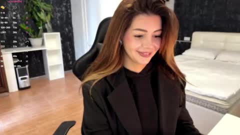 Snapshot of mishel_vilds chatting on 11/10/25, 10:14 My mane Mishel online show from 11/10/25, 10:14