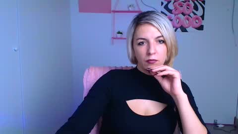 Snapshot of mishelle_blondie chatting on 12/01/25, 12:21 Mishelle online show from 12/01/25, 12:21