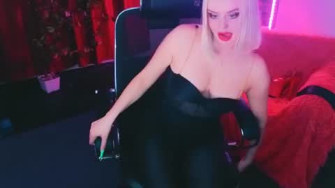 Snapshot of miss_alice_silver chatting on 06/10/26, 07:02 miss_alice_silver online show from 06/10/26, 07:02