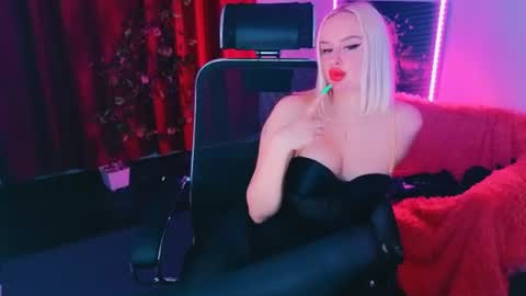 Snapshot of miss_alice_silver chatting on 06/14/26, 08:22 miss_alice_silver online show from 06/14/26, 08:22
