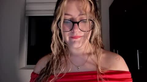 Snapshot of miss_ema1 chatting on 12/24/24, 11:33 Ema online show from 12/24/24, 11:33