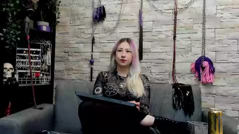 Snapshot of miss_kaz chatting on 08/05/26, 12:57 Kaz online show from 08/05/26, 12:57