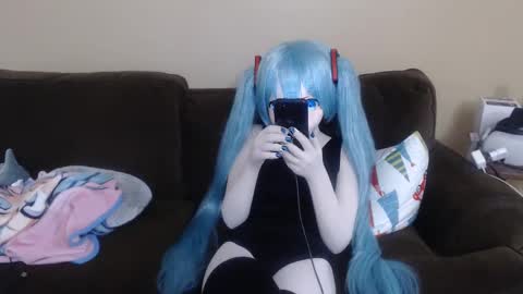 Snapshot of miss_kigu_miku chatting on 12/07/24, 01:36 Miku online show from 12/07/24, 01:36