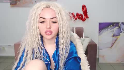 Snapshot of miss_kiten chatting on 02/15/25, 11:14 miss_kiten online show from 02/15/25, 11:14