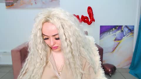 Snapshot of miss_kiten chatting on 02/19/25, 12:14 miss_kiten online show from 02/19/25, 12:14