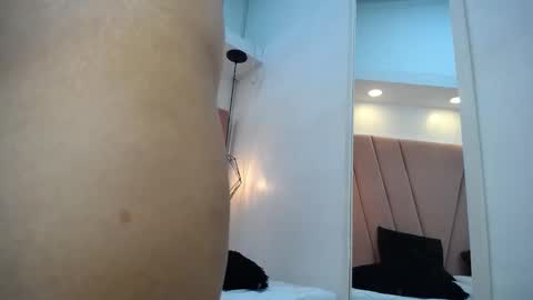 mia online show from 11/21/25, 11:47