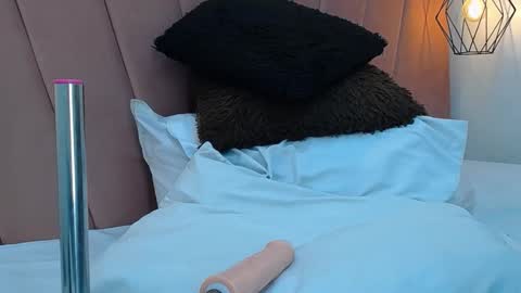 mia online show from 12/19/25, 11:17