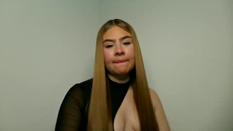 Snapshot of miss_sophie1 chatting on 05/10/26, 03:12 sophi 3 online show from 05/10/26, 03:12