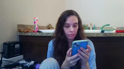 Snapshot of miss_sunshine01 chatting on 10/18/25, 06:19 Bella online show from 10/18/25, 06:19