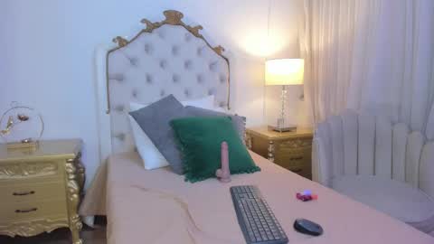 miss vivienne online show from 11/26/25, 03:51