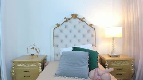 miss vivienne online show from 12/04/25, 03:05