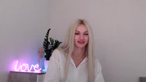 Snapshot of missemma1111 chatting on 12/01/24, 09:37 EMMA online show from 12/01/24, 09:37