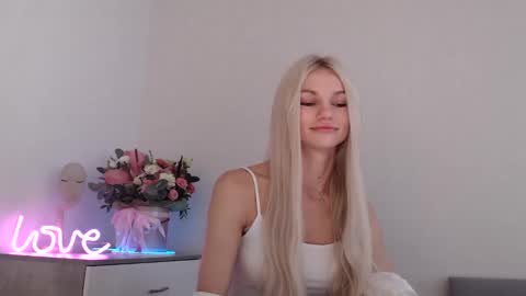 Snapshot of missemma1111 chatting on 12/03/24, 09:33 EMMA online show from 12/03/24, 09:33