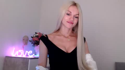 Snapshot of missemma1111 chatting on 12/03/24, 09:12 EMMA online show from 12/03/24, 09:12