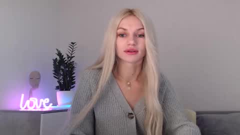 Snapshot of missemma1111 chatting on 12/17/24, 09:16 EMMA online show from 12/17/24, 09:16