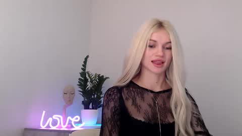 Snapshot of missemma1111 chatting on 01/04/25, 09:52 EMMA online show from 01/04/25, 09:52