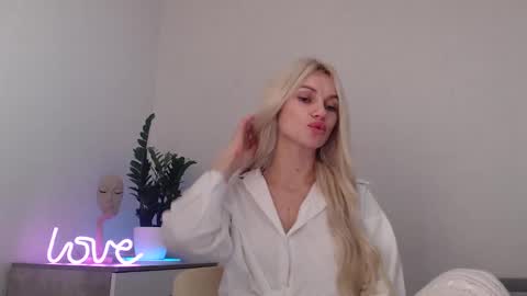 Snapshot of missemma1111 chatting on 01/06/25, 12:48 EMMA online show from 01/06/25, 12:48