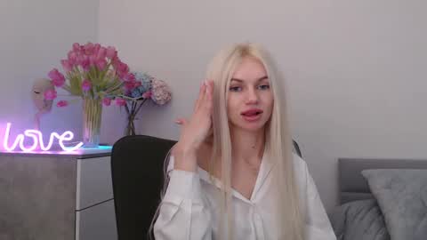 Snapshot of missemma1111 chatting on 01/29/25, 01:16 EMMA online show from 01/29/25, 01:16