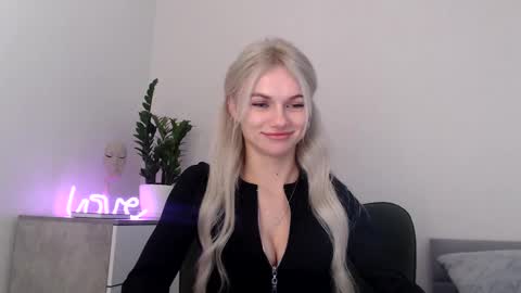 Snapshot of missemma1111 chatting on 02/01/25, 12:40 EMMA online show from 02/01/25, 12:40