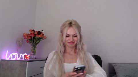 Snapshot of missemma1111 chatting on 02/16/25, 09:38 EMMA online show from 02/16/25, 09:38