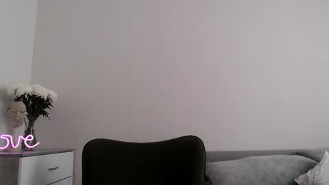 Snapshot of missemma1111 chatting on 09/19/25, 02:40 EMMA online show from 09/19/25, 02:40