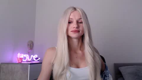 Snapshot of missemma1111 chatting on 12/17/25, 08:26 EMMA online show from 12/17/25, 08:26