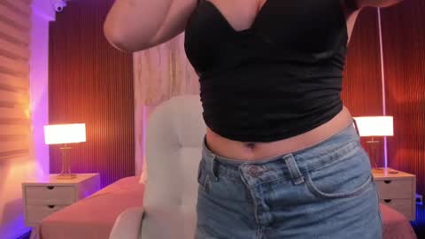 Snapshot of missisabella1 chatting on 02/12/25, 11:40 Bella Castillo online show from 02/12/25, 11:40