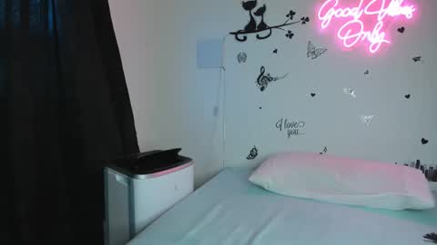 Snapshot of misskarinahilton chatting on 09/13/25, 06:29 MissKarinaHilton online show from 09/13/25, 06:29