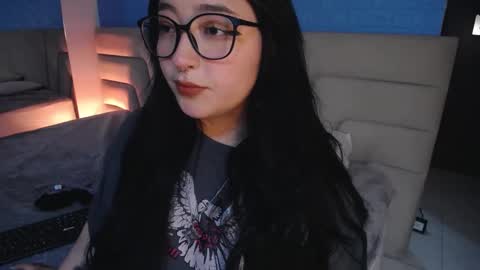 Snapshot of missloise chatting on 10/12/25, 04:11 Miss Loise online show from 10/12/25, 04:11