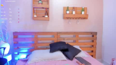 Mia  online show from 11/21/25, 11:42