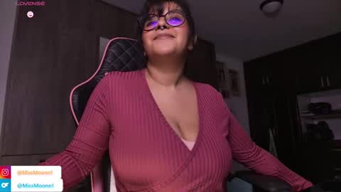 Snapshot of missmoonn chatting on 09/11/25, 02:00 MissMoon online show from 09/11/25, 02:00