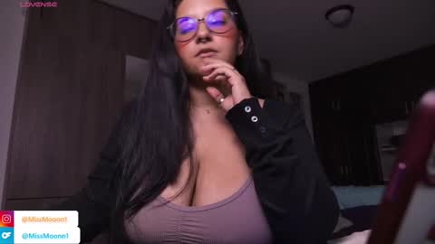 Snapshot of missmoonn chatting on 10/16/25, 01:50 MissMoon online show from 10/16/25, 01:50