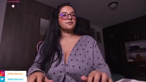 Snapshot of missmoonn chatting on 10/29/25, 01:19 MissMoon online show from 10/29/25, 01:19