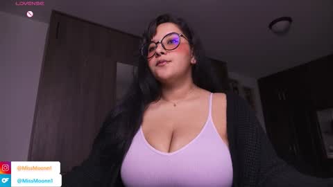 Snapshot of missmoonn chatting on 11/05/25, 10:54 MissMoon online show from 11/05/25, 10:54