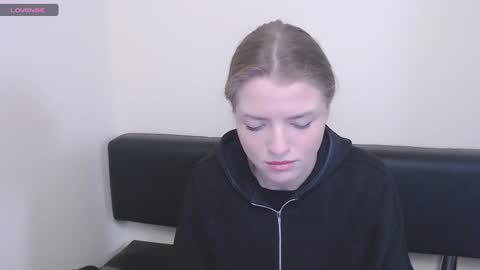 Snapshot of missoliviaa_ chatting on 12/09/24, 11:36 Olivia online show from 12/09/24, 11:36