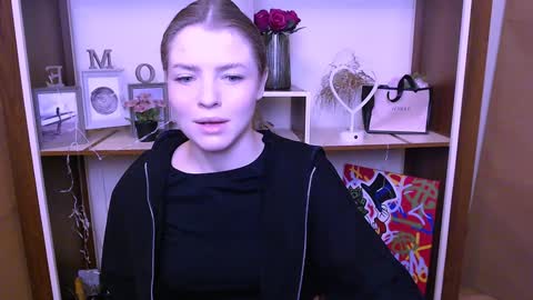 Snapshot of missoliviaa_ chatting on 12/24/24, 08:11 Olivia online show from 12/24/24, 08:11