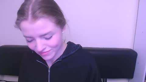 Snapshot of missoliviaa_ chatting on 02/03/25, 07:51 Olivia online show from 02/03/25, 07:51