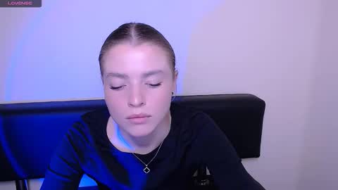 Snapshot of missoliviaa_ chatting on 10/28/25, 01:58 Olivia online show from 10/28/25, 01:58