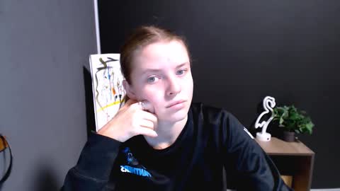 Olivia online show from 11/12/25, 01:44