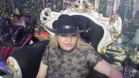 QueenT online show from 11/30/25, 11:42