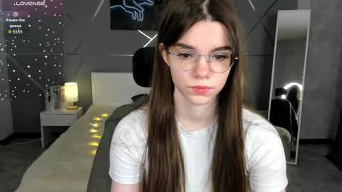 misss_evelyne online show from 12/18/25, 01:44