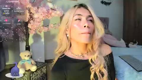 ... Independent model online show from 07/05/26, 12:39