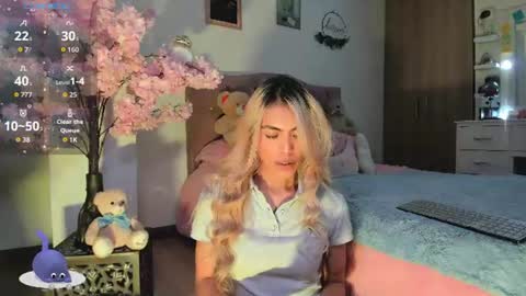 ... Independent model online show from 08/04/26, 12:47