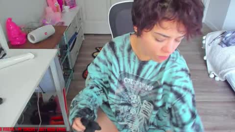 Snapshot of missvanessajune chatting on 11/14/25, 06:28 V Nessa online show from 11/14/25, 06:28