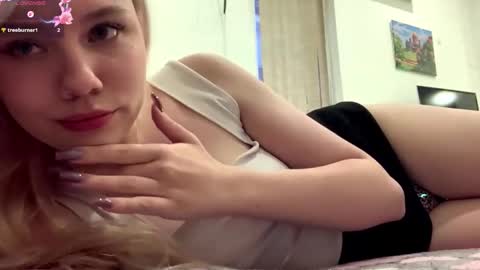 Snapshot of mist1k chatting on 12/14/25, 01:38 Stella online show from 12/14/25, 01:38