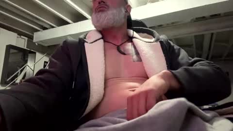Snapshot of mister_bigg_dick chatting on 12/21/25, 06:53 AJ online show from 12/21/25, 06:53
