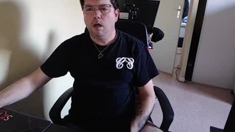 Snapshot of mistercoeur1 chatting on 12/28/24, 03:37 mistercoeur online show from 12/28/24, 03:37