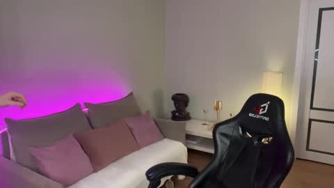 Mia online show from 12/05/25, 08:49