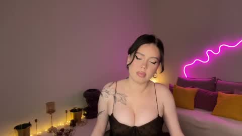 Snapshot of mistress_of_hearts chatting on 05/25/26, 07:09 Mia online show from 05/25/26, 07:09